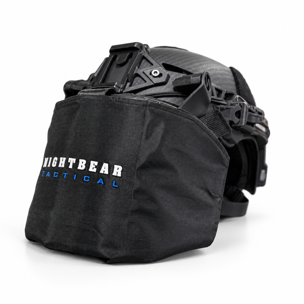 Casque Nightbear Tactical — trois quarts avec housse de visière